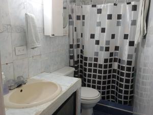 Ένα μπάνιο στο @casa__grace Apartaestudio en edificio al frente del mar!!