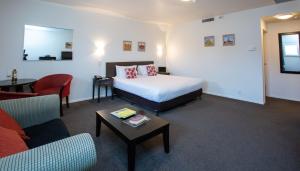 Distinction New Plymouth Hotel客房内的一张或多张床位