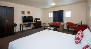 Distinction New Plymouth Hotel的电视和/或娱乐中心