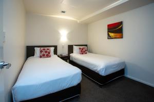 Distinction New Plymouth Hotel客房内的一张或多张床位