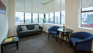 Distinction New Plymouth Hotel的休息区