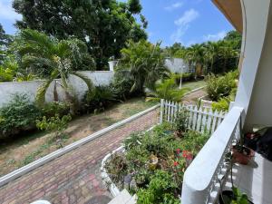 Aed väljaspool majutusasutust Chic Getaway in Milán the Manor