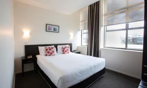 Distinction New Plymouth Hotel客房内的一张或多张床位