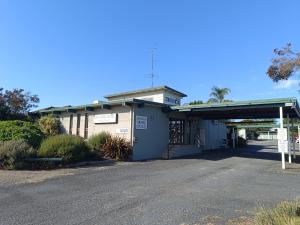 LeongathaLeongatha Motel的一栋前面有停车场的建筑物
