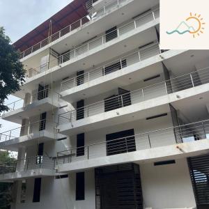 een wit appartementencomplex met balkons bij Edificio La Paz in Puerto Vallarta