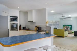 una cucina e un soggiorno con ripiano blu di Lazy Days in Lennox a Lennox Head