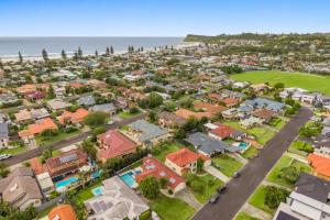 una vista aerea di un sobborgo con la spiaggia di Lazy Days in Lennox a Lennox Head