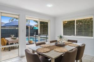 una sala da pranzo con tavolo e sedie di Lazy Days in Lennox a Lennox Head