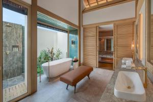 Koupelna v ubytování JW Marriott Maldives Kaafu Atoll Island Resort