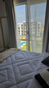 a bedroom with a bed and a large window at Departamento en Acapulco de Juárez, Club de Playa in Acapulco +10 photos