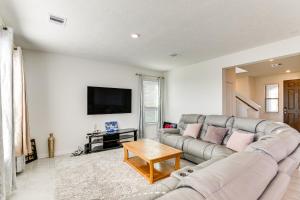 صورة لـ 11 Mi to Beach La Marque Home with Patio! في لا ماركي