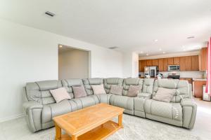 صورة لـ 11 Mi to Beach La Marque Home with Patio! في لا ماركي