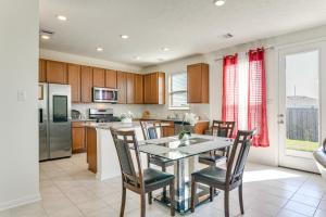 صورة لـ 11 Mi to Beach La Marque Home with Patio! في لا ماركي