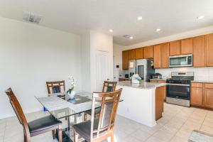 صورة لـ 11 Mi to Beach La Marque Home with Patio! في لا ماركي