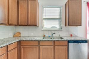 صورة لـ 11 Mi to Beach La Marque Home with Patio! في لا ماركي +16 صورة