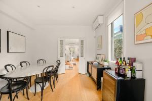 une salle à manger avec une table et des chaises dans l'établissement 'Chateau York' - Relaxed Prahran Family Home, à Melbourne