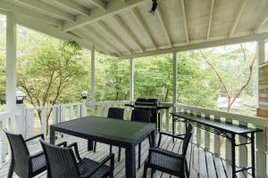 Balkón nebo terasa v ubytování Izumigo AMBIENT Yatsugatake Cottage