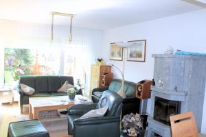 a living room with two couches and a fireplace at Kompakt & Ruhig - Nähe Hannover Messe in Hannover