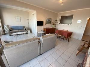 un salon avec deux canapés et une table dans l'établissement Studio in Knokke with Stunning Sea Views, à Knokke-Heist 5 autres photos