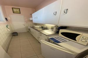 une petite cuisine avec un évier et un micro-ondes dans l'établissement Studio in Knokke with Stunning Sea Views, à Knokke-Heist