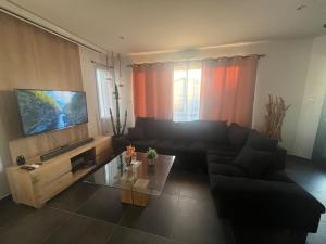 Televisyen dan/atau pusat hiburan di Charmante maison près de la mer