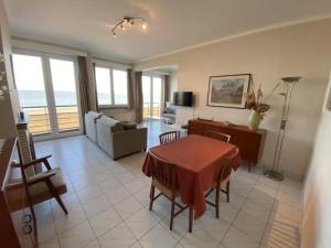 - un salon avec une table et une chambre avec vue dans l'établissement Studio in Knokke with Stunning Sea Views, à Knokke-Heist