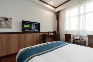 TV a/nebo společenská místnost v ubytování Nost algia Hotel Beijing YongheLama & Nanluoguxiang 时光漫步酒店北京雍和宫南锣鼓巷店 Free fresh ground coffee,Free laundry service + 51 fotografií