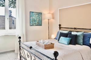 A bed or beds in a room at -Politecnico- Appartamento Classy x5 con Balconi, Vista e Parcheggio Gratuito