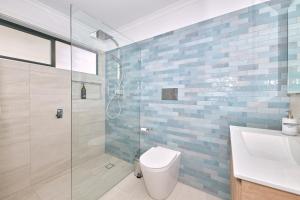 Un baño con ducha, inodoro y lavabo. en Birdies Bush Retreat, en Anglesea 46 fotos más