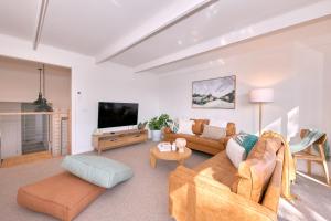 Una sala de estar con dos sofás y un televisor. en Birdies Bush Retreat, en Anglesea