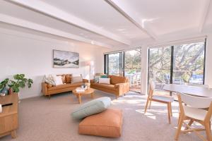 una sala de estar con un sofá y una mesa en Birdies Bush Retreat, en Anglesea