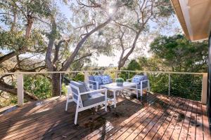 Un patio con dos sillas y una mesa en una terraza. en Birdies Bush Retreat, en Anglesea