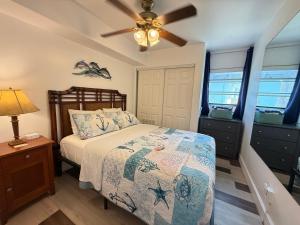 Cama ou camas em um quarto em Unit 102 - 1br Unit Wheated Pool And Hot Tub