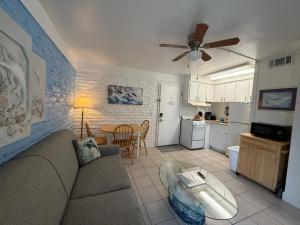 Uma área de estar em Unit 102 - 1br Unit Wheated Pool And Hot Tub