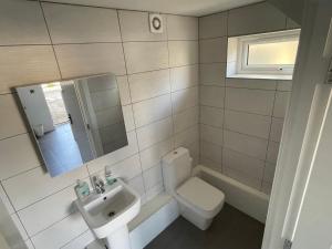 Koupelna v ubytování Welcome rooms 55b- Self Check-In whole apartment FULLY REFURBISHED + 14 fotografií