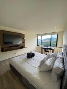 Rúm í herbergi á LOFT HOST PARTNER Cerca al Aeropuerto,Expofuturo y Ukumari