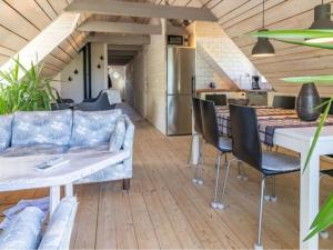 Η κουζίνα ή μικρή κουζίνα στο 4 star holiday home in Drottningskär