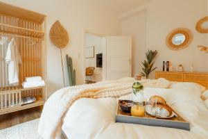 Postel nebo postele na pokoji v ubytování NOOR - Boho Haven Designer Luxe - Central