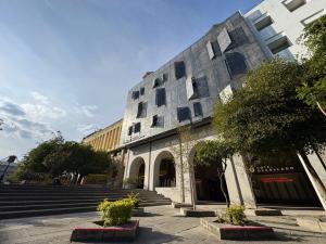 a building with some stairs and a building with a building at Hotel Aló Degollado in Guadalajara