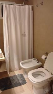 a bathroom with a toilet and a shower curtain at Excelente Depto para Cardiologio y Hospital Escuela in Corrientes