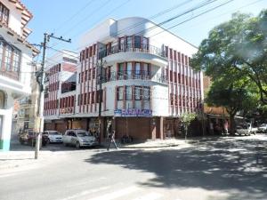 un bâtiment situé dans une rue de la ville où une personne passe à pied dans l'établissement Estudio de Lujo, Cerca de la Plaza, à Tarija