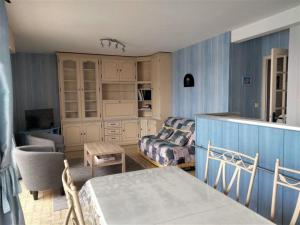 Televízia a/alebo spoločenská miestnosť v ubytovaní Charmant T2 avec Balcon au Cœur des Sables d'Olonne, 150m du Centre, Ascenseur, Équipements Modernes - FR-1-331-213