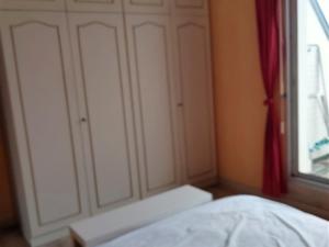 Posteľ alebo postele v izbe v ubytovaní Charmant T2 avec Balcon au Cœur des Sables d'Olonne, 150m du Centre, Ascenseur, Équipements Modernes - FR-1-331-213