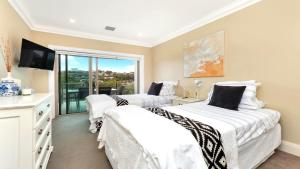 Tempat tidur dalam kamar di Unit 40 - 4 Bed Part Ocean View