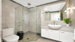 Kamar mandi di Unit 40 - 4 Bed Part Ocean View