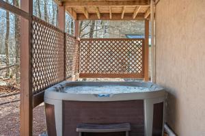 a jacuzziificialificialificialificialificialificialificialificialificialificialificial at Hot Tub Fire-place Game Room Arrowhead Lake in Thornhurst