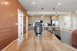 een keuken en een woonkamer met een houten tafel bij Chasing Sunsets condo in St. George