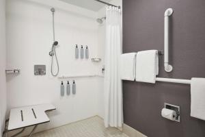 un bagno con doccia con tenda da doccia di Courtyard by Marriott Poughkeepsie a Poughkeepsie
