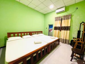 Postel nebo postele na pokoji v ubytování Randunu Resort Yala