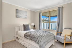 Katil atau katil-katil dalam bilik di Charming Coastal Cottage-Steps Away from the Beach